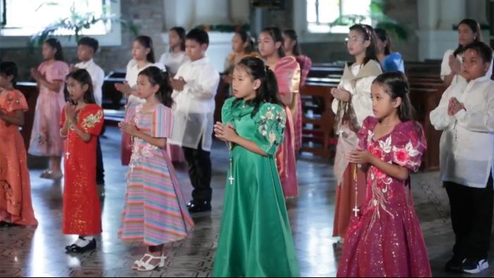 Den gudomliga barmhärtighetens barnkör sjunger den gudomliga barmhärtighetens kapell under öppningssessionen av Guds tjänare Niña Ruiz Abad