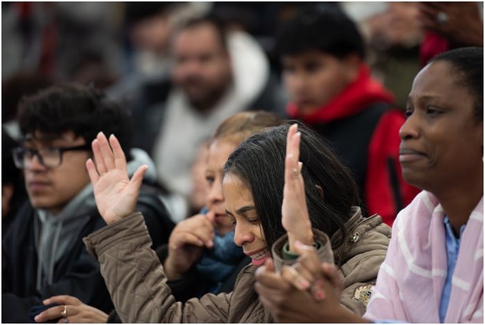En kvinna ber under mässan under Brooklyns stifts eukaristiska väckelse