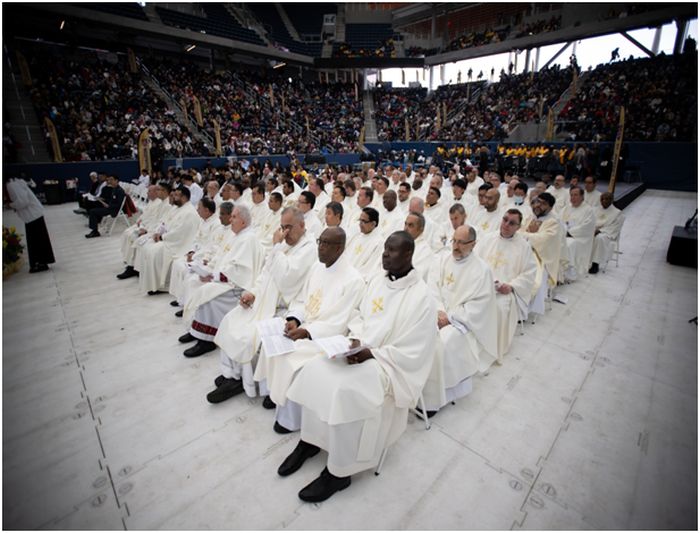 Präster som koncelebrerade mässan med biskop Brennan