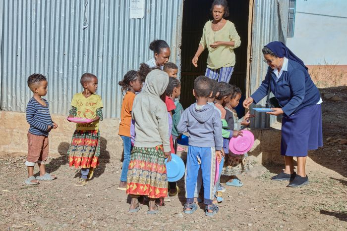 Syster med skolbarn i Tigray i Etiopien