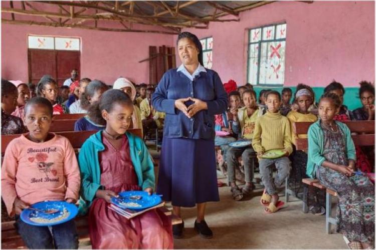 Syster Medhin med skolbarn i Tigray i Etiopien i mars 2024