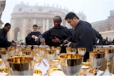 Präster förbereder sig för begravningsmässan för påven emeritus Benedictus XVI den 5 januari 2023 på Petersplatsen