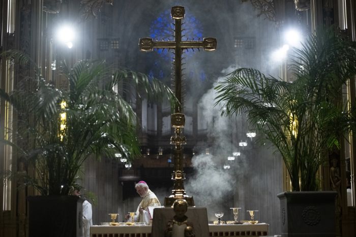 Ärkebiskop Paul S. Coakley från Oklahoma City incenserar altaret under en mässa i St. Patrick's Cathedral i New York City inför en eukaristisk procession den 15 oktober 2024.