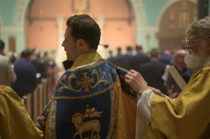 ​​​​​​​Fader Albert Scharbach, pastor i Mount Calvary Catholic Church i Baltimore, välsignar mässdeltagarna med vigvatten under påskvakaniturgin