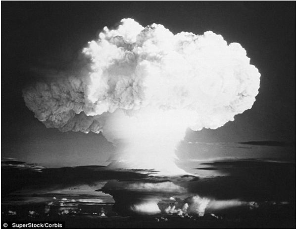 Atombomben  Domens dag över Hiroshima den 6 augusti 1945 och över Nagasaki den 9 augusti 1945. I Hiroshima var mellan 90 000 och 146 000 döda. I Nagasaki mellan 39 000 och 80 000 döda (Wikipedia).