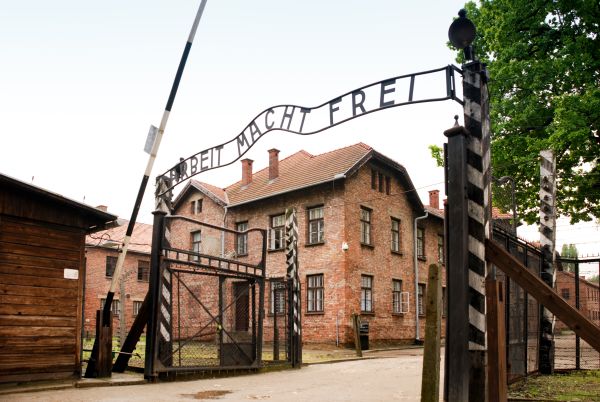 Ingångsgrinden till det tyska koncentrationslägret Auschwitz med mottot "Frihet genom arbete"