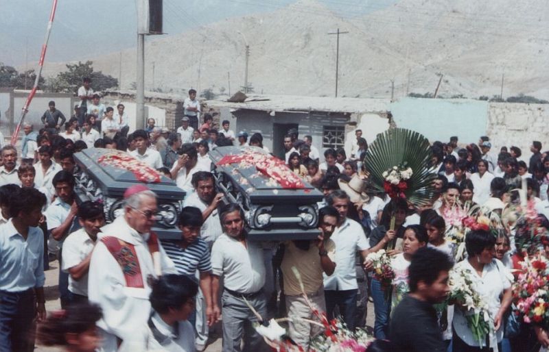 Begravningsprocession med kropparna av de mördade martyrerna i Pariacoto