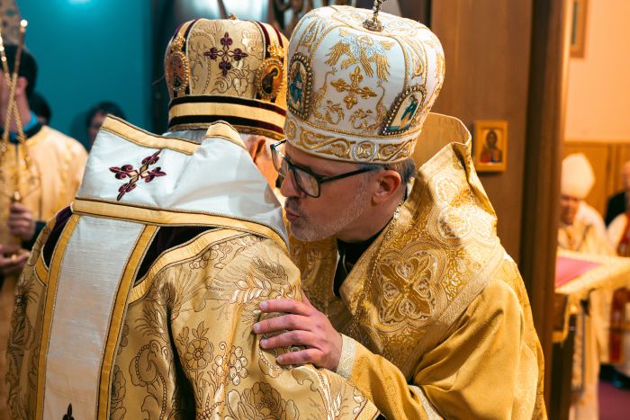 Biskop Pipta utbyter fridskyssen vid sin biskopsvigning den 8 november 2023
