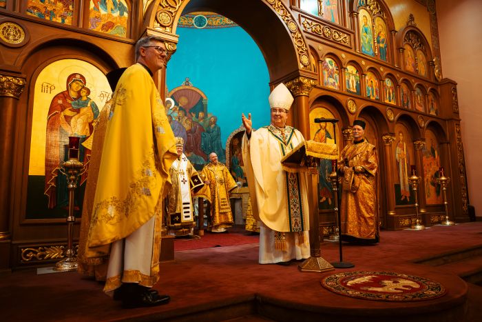 Biskop Robert Mark Pipta (t.v.) fotograferas vid sin biskopsvigning den 8 november 2023