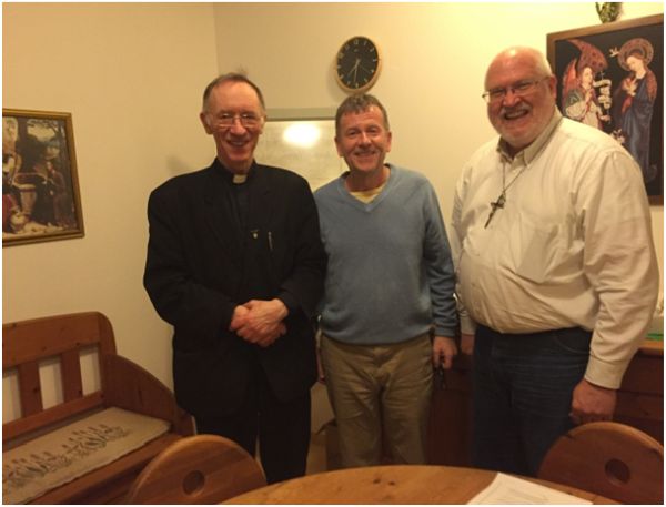 Biskop Tencer, OFMCap, artikelförfattaren John Aidan Byrne och ständige diakonen Michael Frigge (foto John Aidan Byrne)