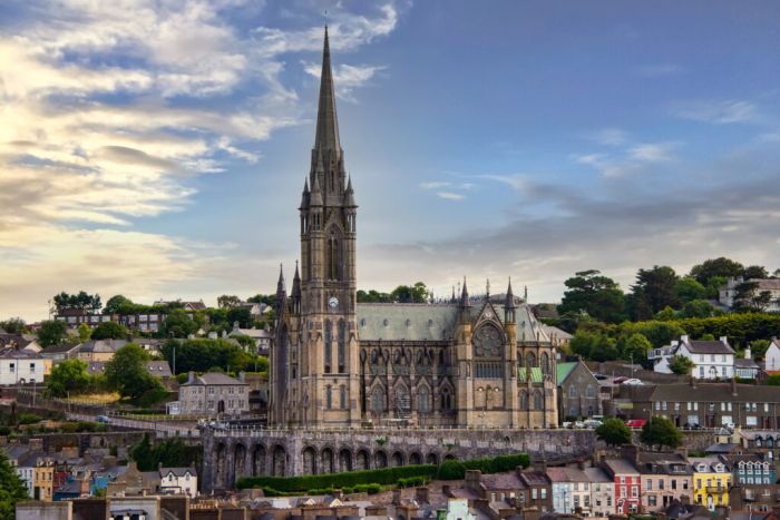 Cathedral Church of Saint Colman, en romersk-katolsk katedral, ligger på en framträdande plats i hamnen i Cobh, Irland