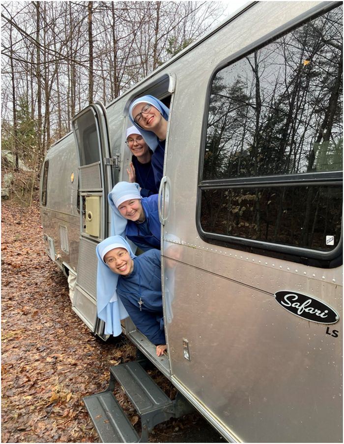 Döttrar till Mary, Moder till Helande Kärlek, kollar in sitt hem för sina resor.