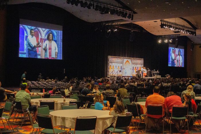 Damon och Melanie Owens, katolska talare från Philadelphia och föräldrar till åtta barn, presenterar vid en familjesession vid National Eucharistic Congress