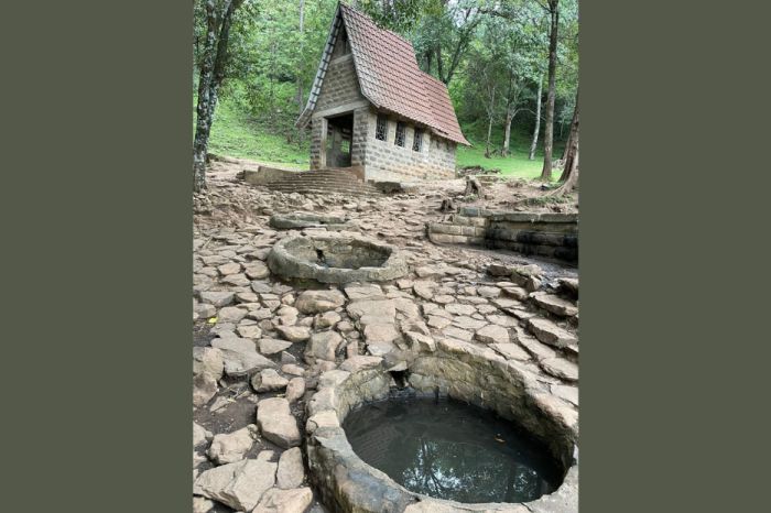 Den ursprungliga källan är innesluten i ett litet kapell, medan dess vatten rinner till tre lägre bassänger. en för att dricka, den andra för handtvätt och den lägsta för full nedsänkning