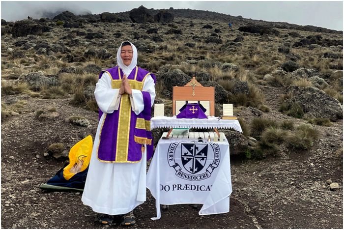 Dominikanpater Corwin Low på Kilimanjaro