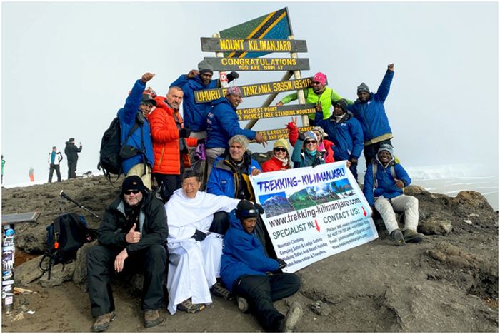 Dominikanpater Corwin Low på Kilimanjaro