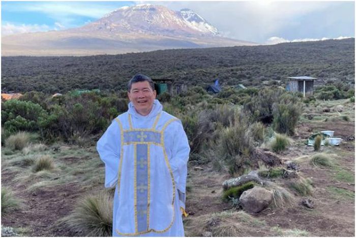 Dominikansk präst håller mässa på toppen av Kilimanjaro