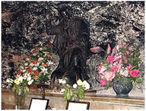 Elias grotta på Berget Karmel med staty av profeten