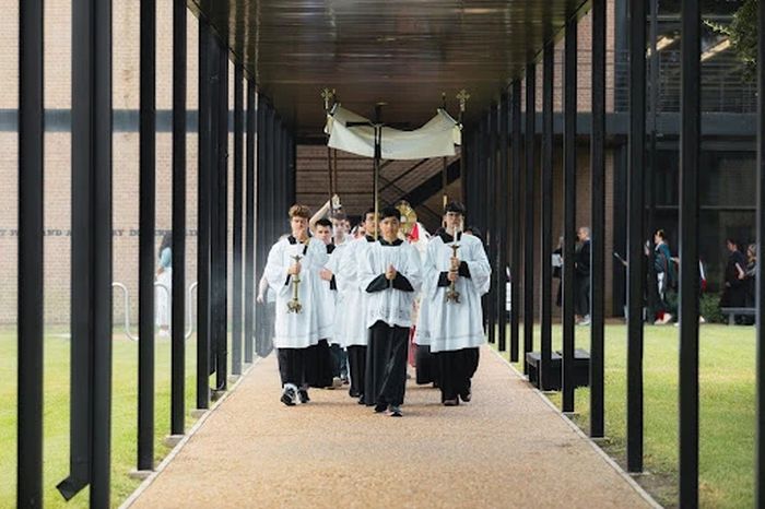 En eukaristisk procession på campus vid University of St. Thomas Houston.