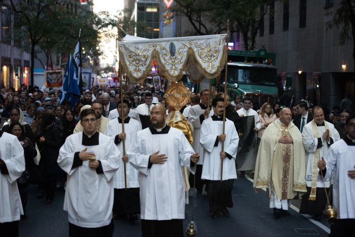 En eukaristisk procession sponsrad av Napa Institute går genom gatorna i New York City den 15 oktober 2024.