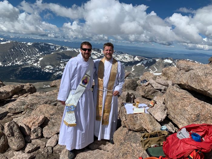 Fader John Nepil från ärkestiftet i Denver (till höger) firar mässa på toppen av Mount Yale nära Buena Vista, Colorado, tillsammans med fader Sean Conroy från ärkestiftet Denver.