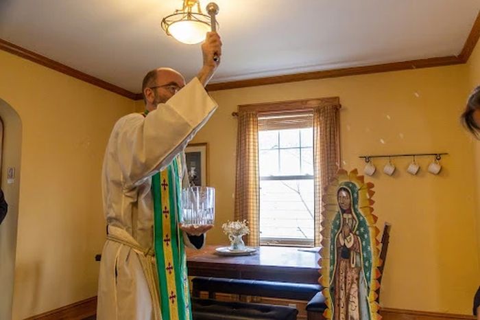 Fader Jonathan St. André, TOR, välsignar matsalen i Guadalupe House, ett nytt hem för gravida studenter vid Franciscan University of Steubenville i östra Ohio.