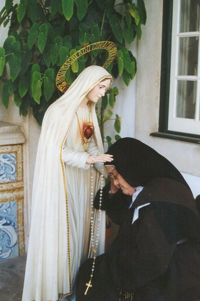 Den sista visionären från Fatima, Syster Lucia ber inför statyn av Vår Fru av Fatima  i Karmelitklostret i Coimbra, Portugal