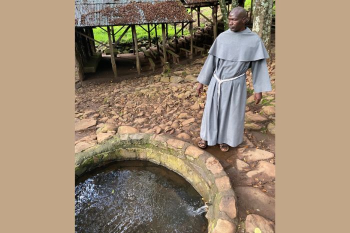 Franciskanpater Raymond Ogutu Owino, rektor för den nationella Mariahelgedomen Subukia, står vid en bassäng som innehåller vad många tror är "helande vatten".