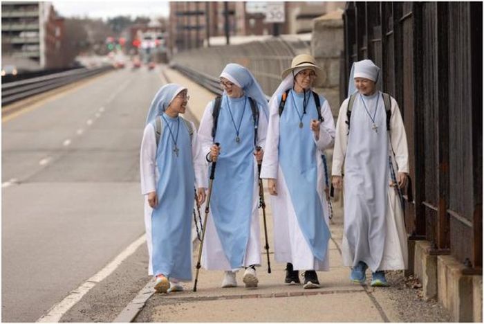 Fyra ordenssystrar förbereder sig för en procession på över 1 000 mil