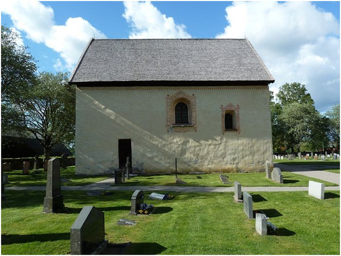 Gravarna kring Dädesjö kyrka vittnar om tron på uppståndelsen.