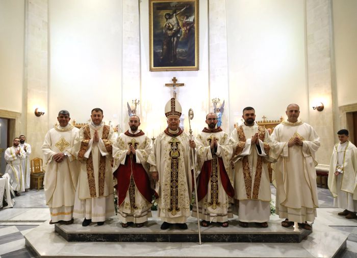 Gruppfoto av de nyvigda prästerna, George och Johnny Jallouf, till vänster och höger om biskop Hanna Jallouf, deras farbror, den latinske apostoliska kyrkoherden i Aleppo.
