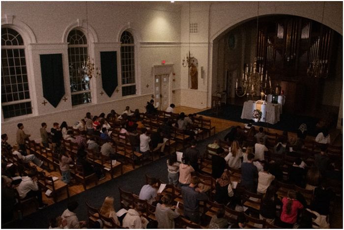 Högskolestudenter tillber Kristus i St. Vincent de Paul-kapellet vid The Catholic University of America den 16 oktober.