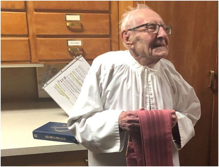 Hundra år av tro: 100-årig diakon tjänstgör i den heliga mässan åtta gånger varje vecka
