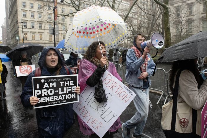 Hundratals pro-lifers deltog i 2024 års International Gift of Life Walk på Lower Manhattan, New York City, trots kraftigt regn och demonstranter den 23 mars. | Jeffrey Bruno