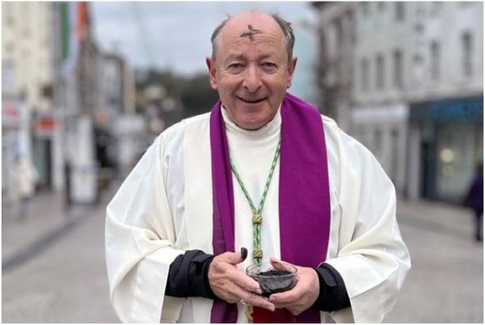 "Irland är inte förlorat för alltid": Biskopen tar med sig aska och gospel till stadens gator