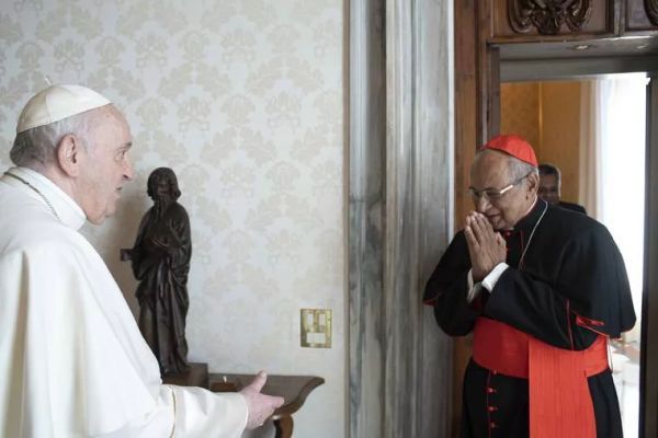 Kardinal Malcolm Ranjith, ärkebiskop av Colombo, Sri Lanka, hälsar på påve Franciskus i Vatikanen