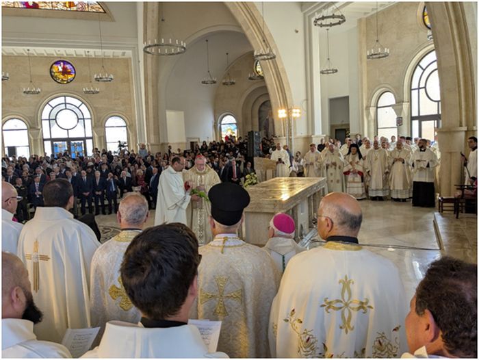 Kardinal Pietro Parolin inviger altaret den 10 januari.