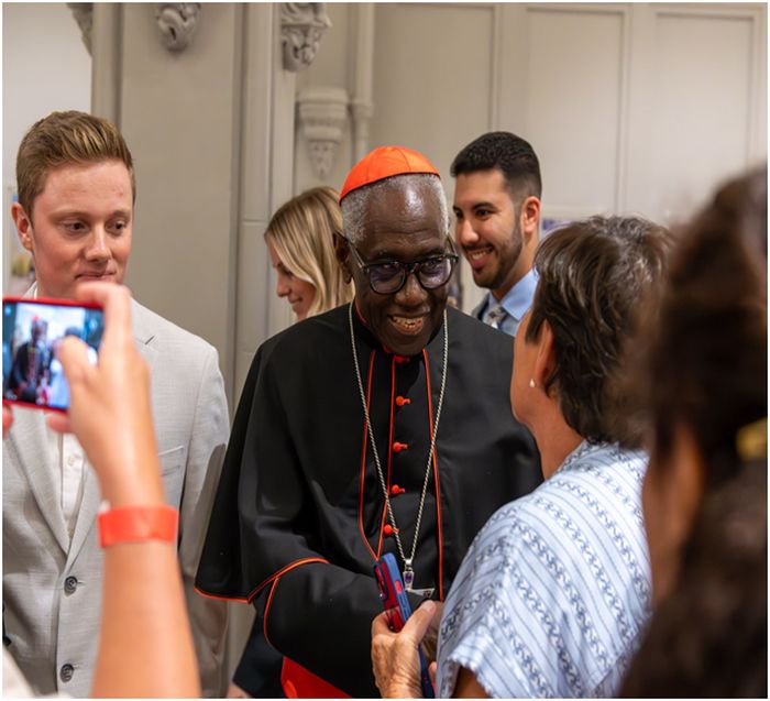 Kardinal Robert Sarah skakar hand med sina åhörare efter sitt tal.