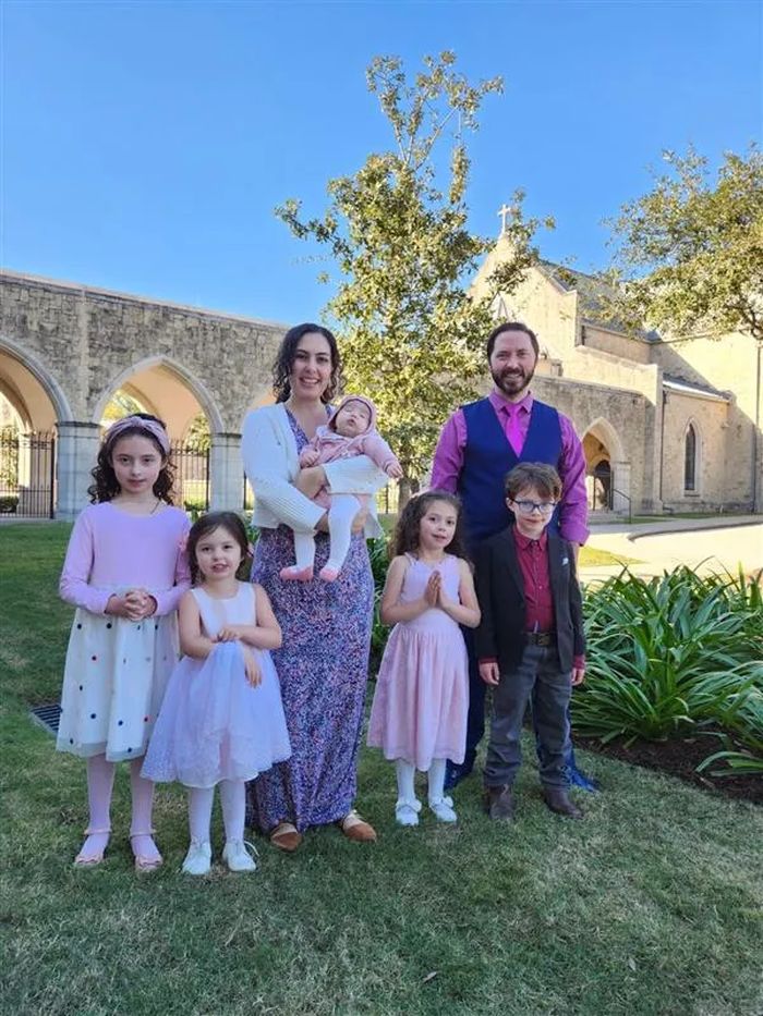 Luke och Paula Stuckey och deras fem barn står utanför katedralen Our Lady of Walsingham efter påskmässan. Familjen Stuckeys har varit församlingsmedlemmar i Our Lady of Walsingham sedan 2020.