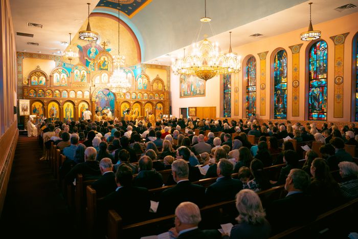 Människor samlas i Holy Resurrection Byzantine Church i Euclid, Ohio, den 8 november 2023, för biskopsvigningen av biskop Robert Mark Pipta