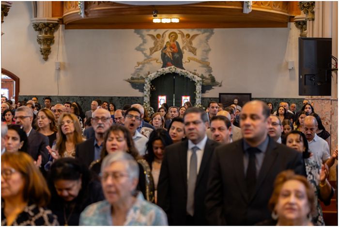 Mässan den 21 september fyller kyrkan till bristningsgränsen.