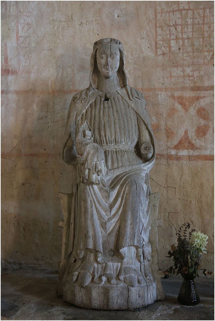 Maria i Dädesjö kyrka. Träskulpturen föreställer Guds Moder men har vanhelgats.