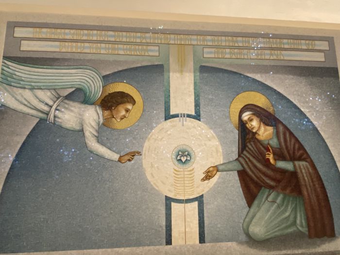 Mosaik monterad i Polen med glas från Italien pryder insidan av huvudkyrkan, nästan färdig.