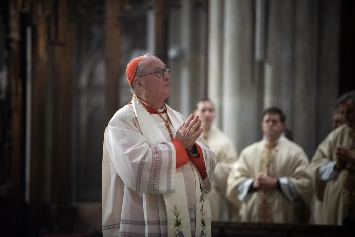 New Yorks ärkebiskop kardinal Timothy Dolan förbereder sig för Benediction i St. Patrick Cathedral efter en eukaristisk procession genom gatorna i Midtown Manhattan den 15 oktober 2024.