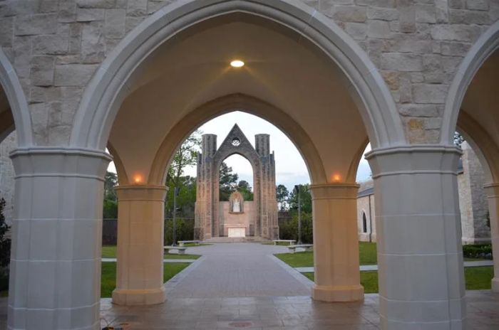 Ordinariatmedlemmar har en stor hängivenhet till Our Lady of Walsingham, vilket framgår av Houston-katedralens kopia av Our Lady of Walsingham-helgedomen i Storbritannien.