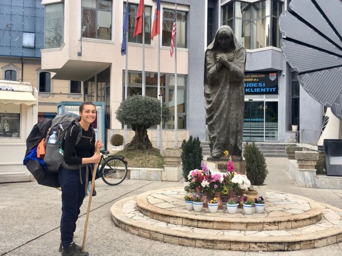 På bilden står Marie-Liesse framför en staty av Moder Teresa, som ursprungligen kommer från detta land
