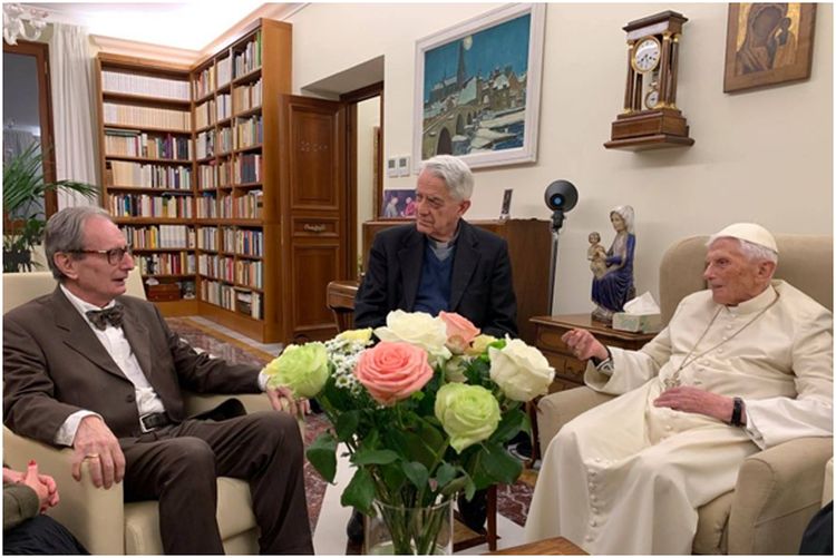 Påve emeritus Benedikt XVI med en av årets pristagare