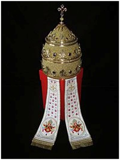 Påven Benedikt XVI :s tiara  (aldrig använd)