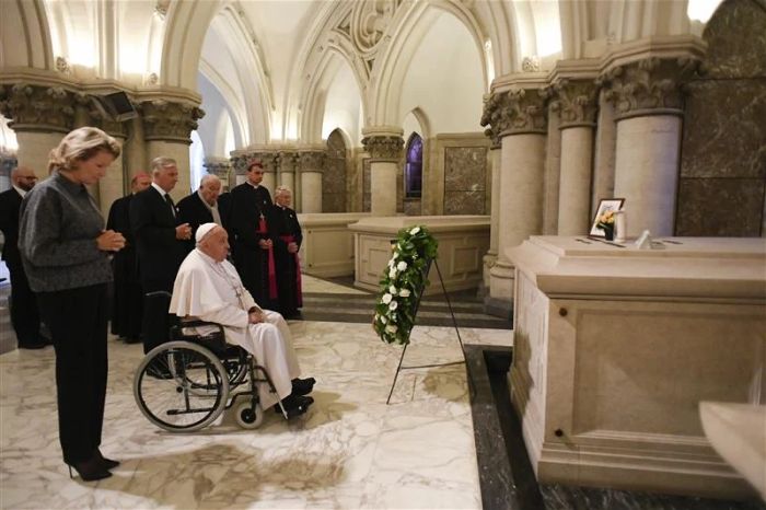 Påven Franciskus ber vid den belgiske kungen Baudouins grav. Kungen som valde att abdikera i stället för att underteckna en abortlag, den 28 september 2024