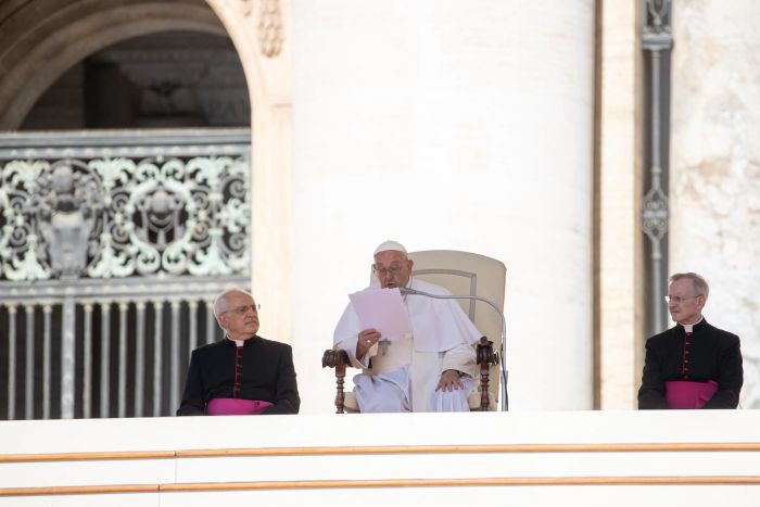 Påven Franciskus läser ur sitt tal vid sin generalaudiens på Petersplatsen i Vatikanen, onsdagen den 26 juni 2024